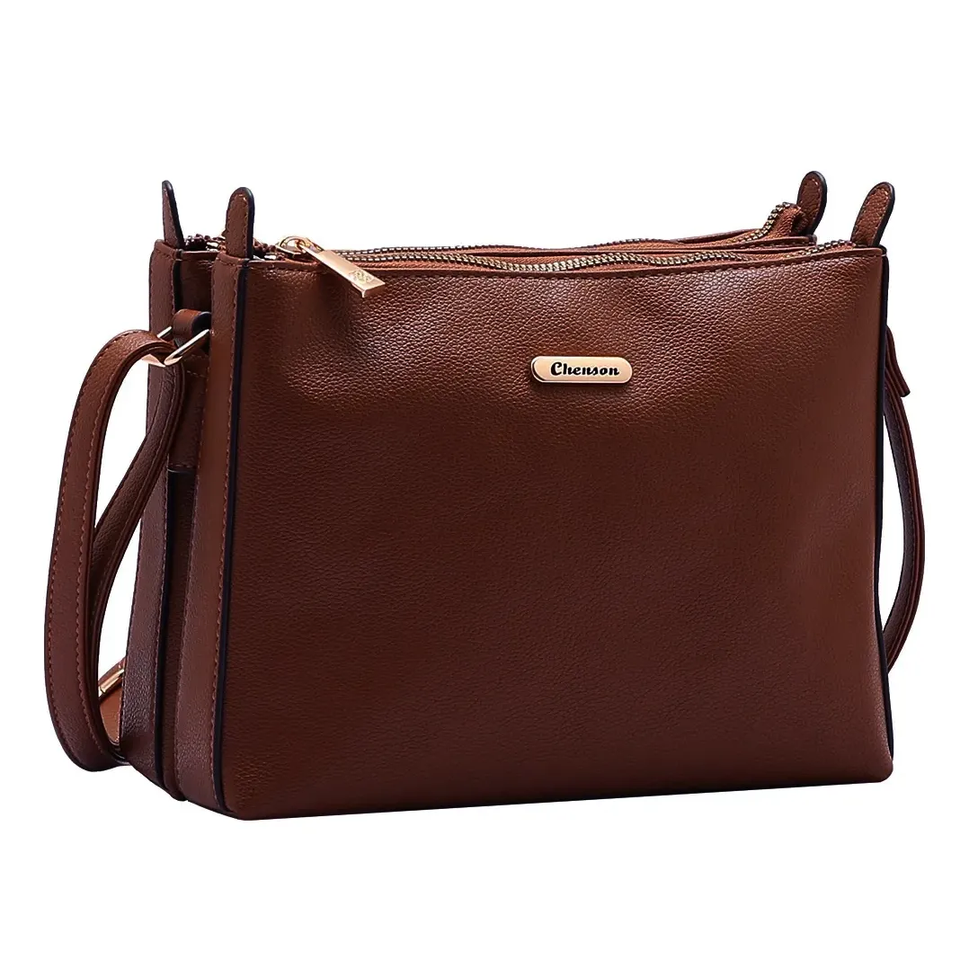 Bolsa feminina transversal Chenson cor café em material sintético com textura de couro, vista frontal levemente lateral